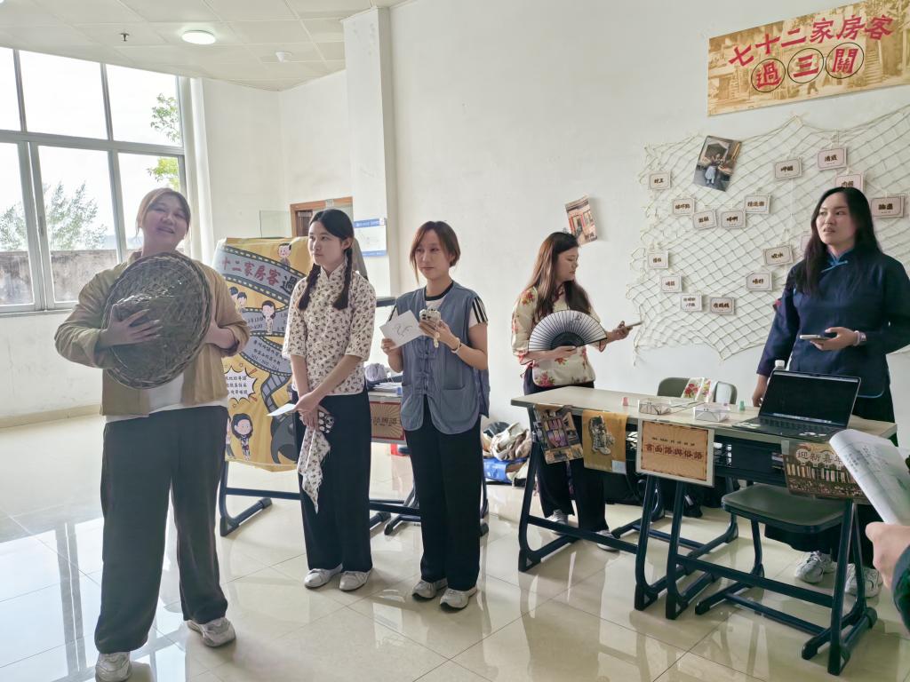 港教大學(xué)生向廣外學(xué)生展示文化互動作品4.png