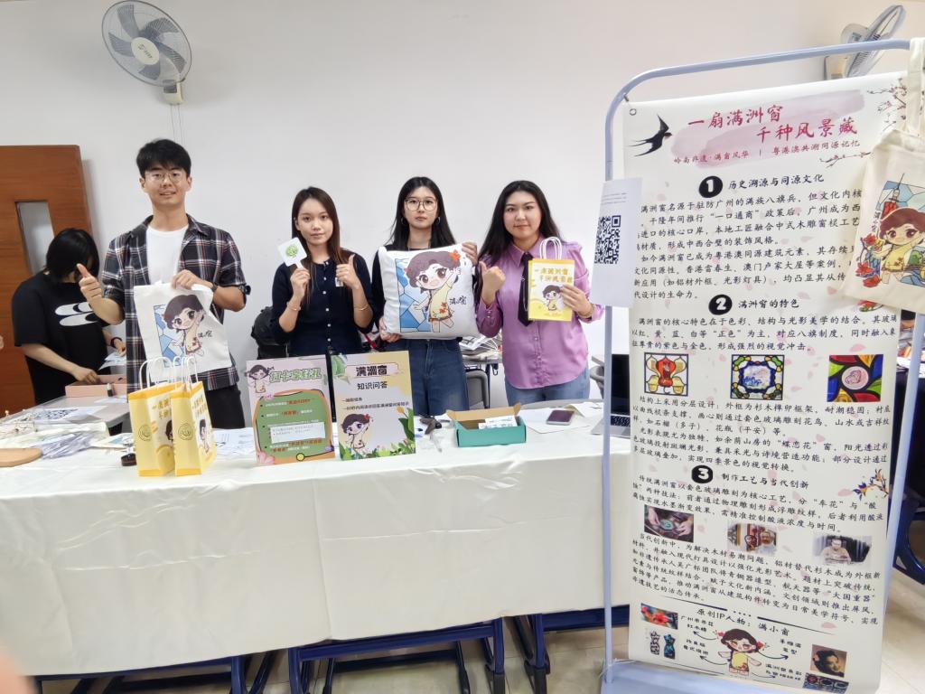 港教大學(xué)生向廣外學(xué)生展示文化互動作品2.png