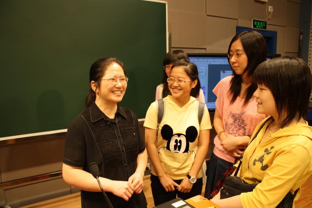 05 教育部教學(xué)名師王桂珍教授在課堂上.jpg