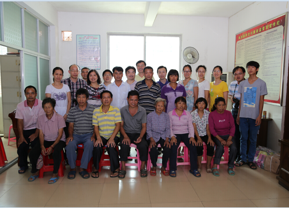 扶貧慰問第五組成員與幫扶戶合影