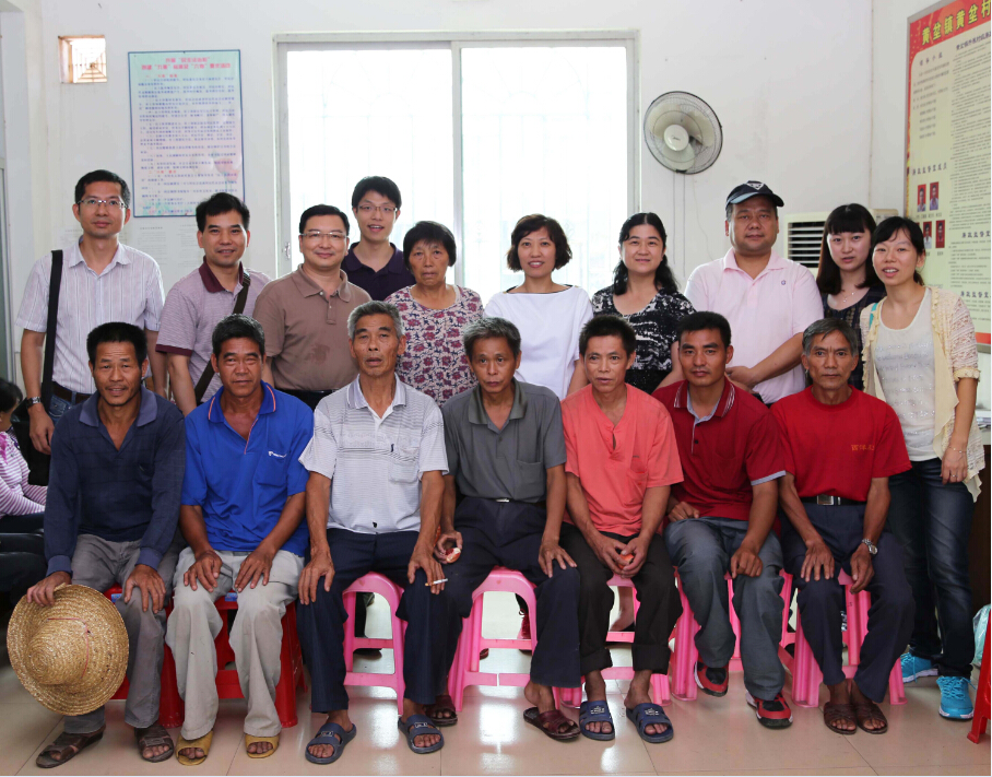 扶貧慰問第三組成員與幫扶戶合影