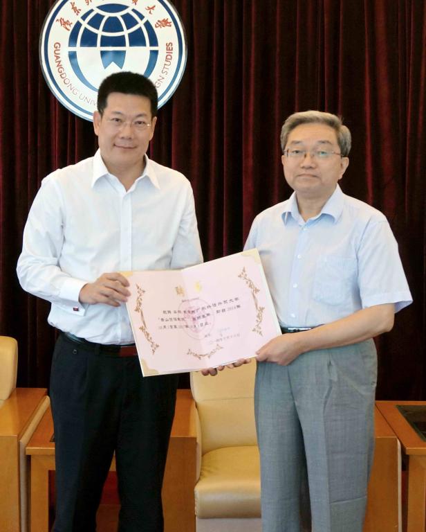 校長仲偉合為欒棟教授頒發聘書